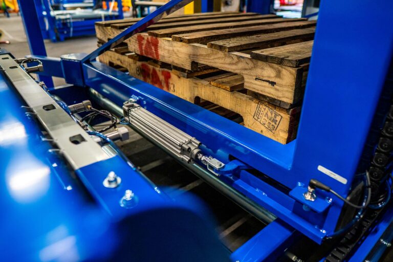 Smart combination: pallet dispenser & roll sheet dispenser in one compact solution